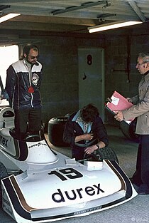 Als teammanager (rechts) bij de Surtees TS19 in tijdens de BRDC International Trophy op Silverstone, 1976.