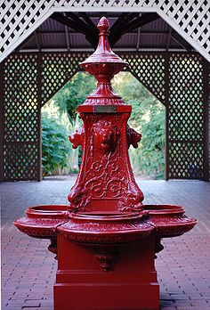 Fontaine dans les jardins botaniques d’Adélaïde, en Australie-Méridionale. (définition réelle 2 574 × 3 795)
