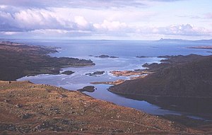 Blick vom An Stac auf Loch Ailort; Eilean nan Gobhar in der Bildmitte