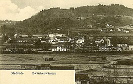 Foto van Medvode, Slovenië, rond 1908. Op de achterkant staat "Fr. Kunc, Fotograf, Ljubljana, Wolfove ul.6.".