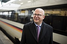 Michael Theurer steht vor einem ICE