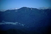ニペソツ山から望むトムラウシ山（2005年8月）