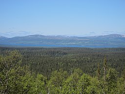 Sjön Ottsjön och byn Ottsjö på sluttningarna ovanför från söder.