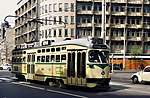 Verbouwde PCC uit de 1000-serie draait het Spui op vanuit de Grote Marktstraat; omstreeks 1975.