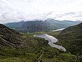 Llyn Idwal gyda Phen yr Ole Wen y tu ôl iddo