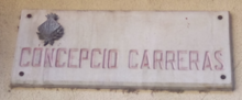 Fotografia de la placa del carrer dedicat a Concepció Carreras, a Olot.