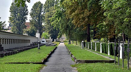 Po lewej groby legionistów, pomnik legionowej czwórki oraz grób Bolesława Wieniawy-Długoszowskiego a po prawej jego pomnik.