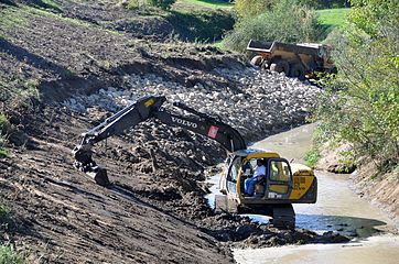 Renforcement par enrochement, après décapage de la terre végétale - Saint-Denis-en-Val (au droit du Rio) (2010)