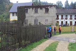 Bývalý mlýn v osadě Rousínov v Lužických horách (stav v roce 2013)