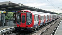 London Underground S7 Stock di stasiun West Ham, Juli 2013.