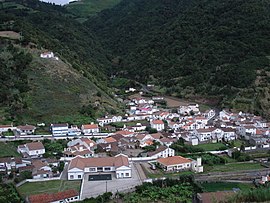 The central agglomeration of Faial da Terra, concentrated along the Ribeira da Terra