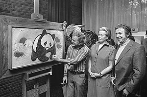 Cecile Dreesmann at the campaign "Tiger in good" at the Hilton Hotel in Amsterdam on 19 October 1973. On the left, the Dutch artist David Houthuyse with his work, on the right the Dutch comedian Toon Hermans.