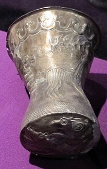 Shamanistic eight-legged composite creature Sepoltura principesca di agighiol, vasellame in argento, 350-300 ac. ca. 02.JPG