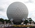 Het exterieur van de achtbaan Eurosat is geïnspireerd op het exterieur van de darkride Spaceship Earth