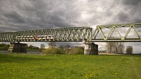 Een Velios trein van Veolia passeert de brug