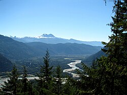 Dole teče Squamish, vzadu je vidět Mount Garibaldi