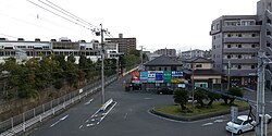 下山門駅の駅前交通広場（左：車両基地）