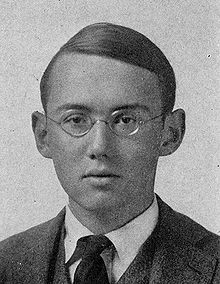 Benét at Yale College in 1919