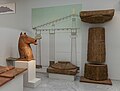 Πήλινη κεφαλή ίππου, κίονας και κεραμίδια του ναού της αρχαίας Μητρόπολης στο αρχαιολογικό μουσείο Καρδίτσας