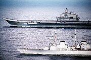 Kapal induk Soviet Admiral Kuznetsov saat berpatroli bersama USS Deyo, 1991