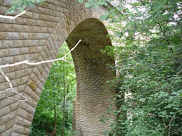 Une arche du viaduc en 2007.