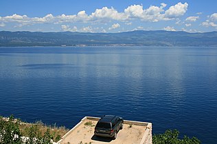 Pogled na istok-sjeveroistok preko Vinodolskog kanala prema Novom Vinodolskom