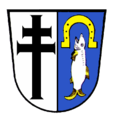 Gemeinde Ratzing Gespalten von Silber und Blau; vorne ein lediges schwarzes Tatzenkreuz mit zwei Querarmen, hinten unter goldenem Hufeisen ein senkrecht gestellter silberner Fisch mit goldenen Flossen.[7]