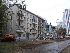 Demolition of a Khrushchevka in Moscow Snos doma po adresu El'ninskaia ulitsa, 24k5 1.jpg
