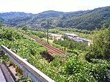 兜駅周辺の様子。左上に阿武隈川にかかる兜橋が見える。対岸は宮城県（2008年7月）