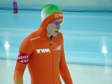 Ireen Wüst se préparant à prendre le départ d'une course. Elle porte une combinaison à capuche et des lunettes de protection.