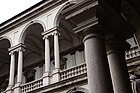 Двухъярусная галерея (но не лоджия) внутреннего двора Палаццо Брера в Милане, Италия. Архитектор Дж. Пьермарини. 1780