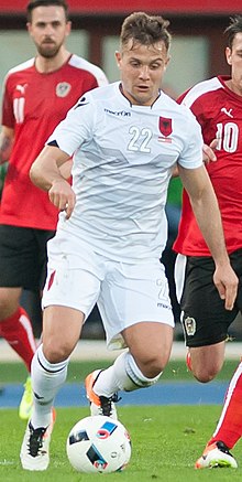 אבראשי במדי נבחרת אלבניה בשנת 2016