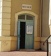 L'entrée derrière la mairie.