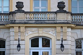 Détails architecturaux et balcons depuis la cour d’Honneur.