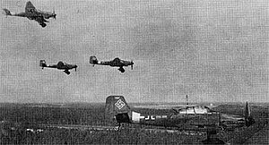 Німецькі пікірувальні бомбардувальники Ю-87 повертаються з бойового завдання на Карельському перешийку. Кінець червня 1944, біля аеродрому Іммола.