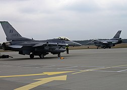 Un F-16 américain et un polonais, mars 2014.