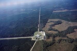 Aera foto de la LIGO-ejo en Livingston, Usono.