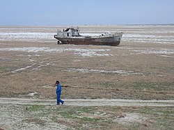 Opuštěná loď na bývalém dně Aralského jezera