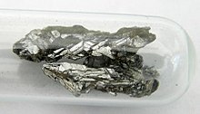 Dua kelompok pecahan kristal perak kusam.
