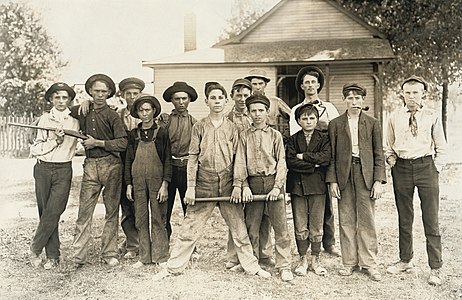 Çocuk işçiler: Indiana'da çoğu cam işçilerinden oluşturulan beyzbol takımı (Üreten: Lewis W. Hine)