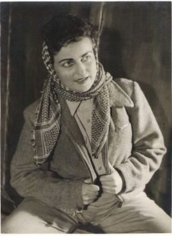נחמה דוידית בתפקיד שוש בהצגה "בערבות הנגב" 1949