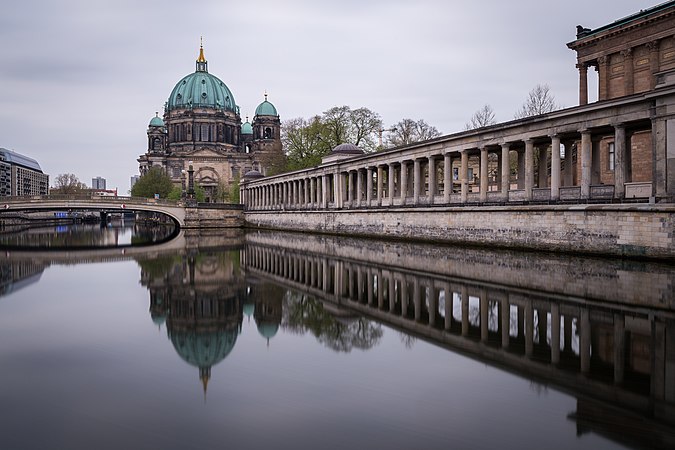 由西向東看，施普雷河在陰天倒映出的柏林大教堂。