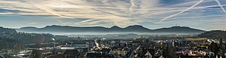 Die Balinger Berge, vom Turm der Stadtkirche Balingen aus gesehen. Von links nach rechts: (Gräbelesberg) (913 m), Lochenhörnle (953 m), Lochenstein (963 m), Schafberg (1000 m), Plettenberg (1002 m)