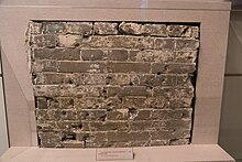 台兒莊清真寺戰鬥後留下的佈滿彈痕的牆壁，藏於中國國家博物館
