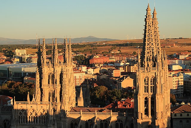 Imagen panorámica de la Catedral de Burgos hecha desde un mirador desde donde se ve la parte superior del edificio y parte del centro de Burgos