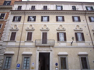 Fasaden mot Piazza di Campitelli.