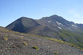 Vue du pic de Cauarère à gauche ; à droite, la ligne de crête qui mène au Batoua.