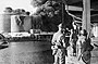 Британски командоси гледају у фабрике у пламену током операције Клејмор