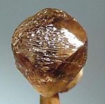 1,3 karátos, barna színű, oktaéder alakú nyersgyémánt Sierra Leonéből