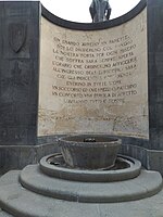 Epigrafe sur le monument dédié au cardinal Dusmet sur la place San Francesco d'Assisi à Catane